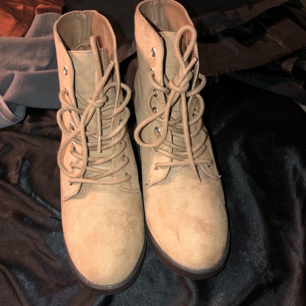 Comfy heel boots